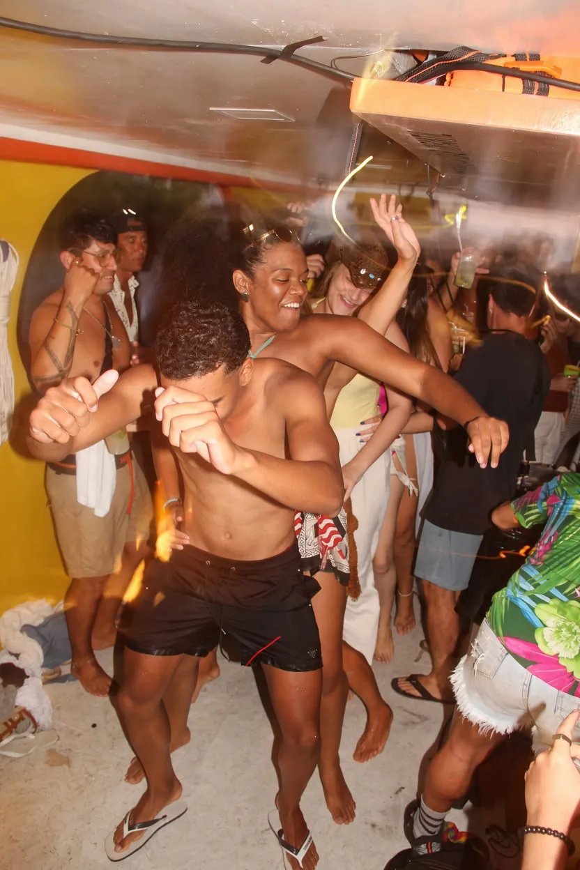 Mídia 10 de Pagode en el Barco — o melhor pagode de Pipa